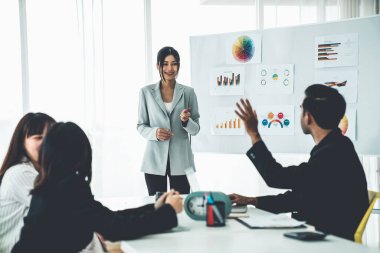 İş adamları daire içinde otururken iş projesini ustaca tartışıyor