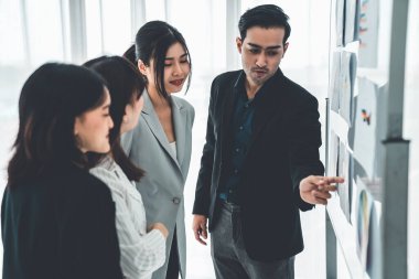 İş adamları daire içinde otururken iş projesini ustaca tartışıyor