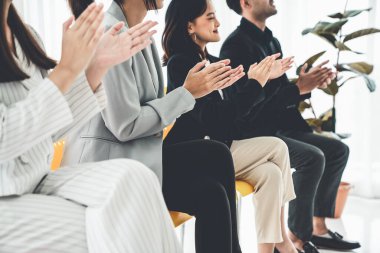 İş kadını, iş projesinde yeterlilikle yer alırsa ekipten kutlamalar aldı