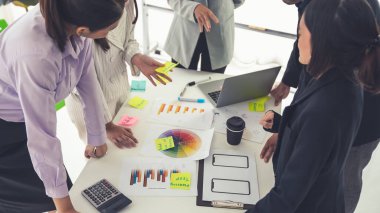 İş adamları iş projesini toplantı masasında yeterince tartıştılar