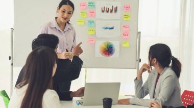 Yetenekli iş kadını takım liderinin iş projesi sunumu