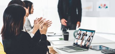 Video görüşmesi yapan iş adamları iş planlarını ayrıntılı bir şekilde tartıştılar.