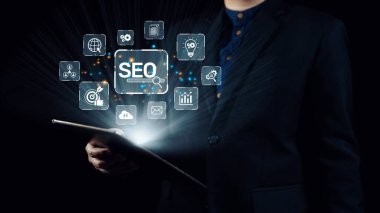 SEO görünürlüğünü geliştirmek için SEO konsepti, SEO ile ilgili dijital araçlar ve SEO performans simgeleri stratejik pazarlama için odaklanmış bir planda gösteriliyor. Elide