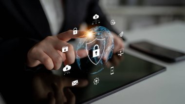 Siber güvenlik, güçlü altyapı ve proaktif dijital savunma stratejileri kullanarak güvenlik ihlalleri, hacklemeler ve ağ saldırılarına karşı korur. Latch