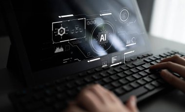 Yapay zekanın sistemlere nasıl güç verdiğini gösteren yapay zeka arayüzü. Yapay zeka verileri dönüştürür, otomasyonu sağlar ve yapay zeka yenilikleri harekete geçirir. Latch