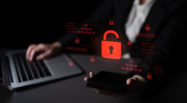 Siber güvenlik ihlalini gösteren dijital güvenlik kavramı, güvenlik sistemleri arasında veriye maruz kaldığını belirten kırmızı bir asma kilit, sistem savunmasızlığını ve Latch riskini vurguluyor.