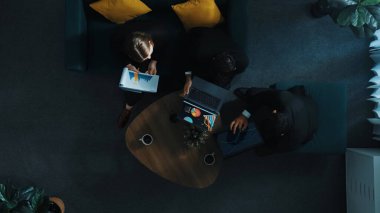 Havacılık sektöründeki insanlar toplantıya katılıp projeyi açıklıyorlar. Ekip, pazarlama projesini yatırımcılara sundu. İş kadını çizelgeyi tutar ve sunumu hazırlar. Müdürlük.