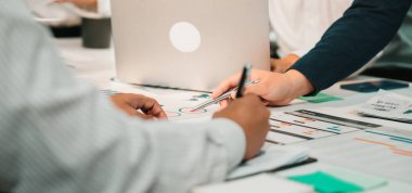 Bu görüntü, profesyonellerin veri analizi ve strateji geliştirme, modern bir çalışma alanında işbirliği ve iletişim sergiledikleri dinamik bir iş toplantısı kaydediyor. SACTR