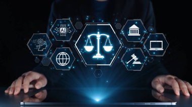 Adalet ölçeğini gösteren fütürist dijital hukuk arayüzü, dijital hukukun altını çizen, AI uyumu, dijital hukuk sistemleri ve güvenli yönetim için dijital hukuk düzenlemeleri. Elide