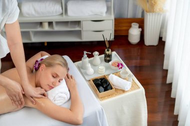 Kafkasyalı kadın müşteri stres önleyici spa masajının keyfini çıkarıyor ve lüks otel ya da oteldeki gündüz açık ortam güzellik salonunda güzellik teniyle eğleniyor. Sessiz.