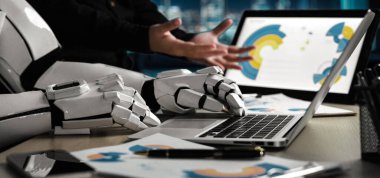 Pürüzsüz bir robot kol, günümüz dijital ortamında teknoloji ve yeniliklerin karışımını gösteren modern bir çalışma alanında dizüstü bilgisayar ve belgelerle etkileşime girer. Noogenesis