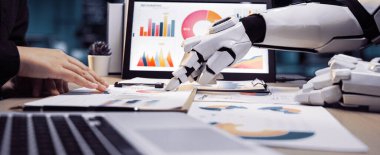 Modern ofis ortamında grafik ve grafiklerle dolu dokümanlar ve dijital ekranlarla etkileşime giren bir robot el, iş analizine katılır.