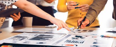 Dinamik bir ekip, bilgilendirilmiş karar verme mekanizması ve stratejisi için tablolar ve grafikler yoluyla mali veri ve iş raporlarını analiz ederek çağdaş bir ofis ortamında işbirliği yapar. SACTR