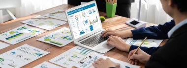 Bilgisayar ekranında web sitesi trafik analizi verileri için bilgisayar yazılımı. Çevrimiçi iş canlılığı için SEO arama motoru optimizasyonu ve müşteri hedefleme kavramı