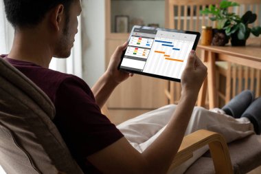 Ekip projesinin zaman çizelgesini gösteren bilgisayar ekranında, modern iş projesi yönetimi için proje planlama yazılımı