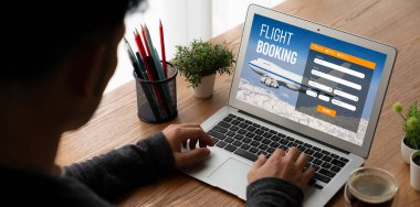 Online uçuş rezervasyon sitesi mod rezervasyon sistemi sağlar. Seyahat teknolojisi kavramı .