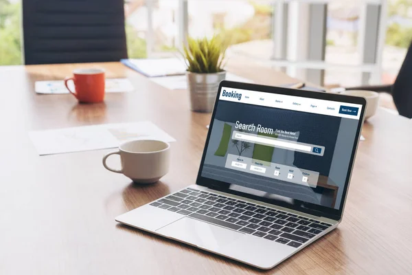 Çevrimiçi otel konaklama rezervasyon sitesi mod rezervasyon sistemi sağlar. Seyahat teknolojisi kavramı .