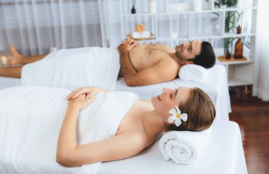 Kafkas çift müşterisi stres önleyici spa masajının keyfini çıkarıyor ve lüks otel veya oteldeki gündüz açık hava ortamında güzellik teniyle eğleniyor. Sessiz.