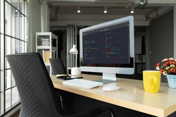 Model uygulama ve program kodlaması için bilgisayar ekranında yazılım geliştirme programlama