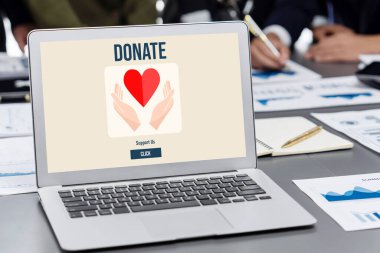 Çevrimiçi bağışta bulunma platformu, insanlara internet üzerinden aktarabilecekleri canlı para gönderme sistemi sunuyor