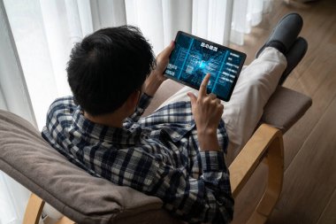 Yeni uygulama geliştirme için HTML, ve C Brisk gibi çeşitli programlama dillerinin kodlama ekranı ile yazılım geliştirme veya programlama çalışmaları