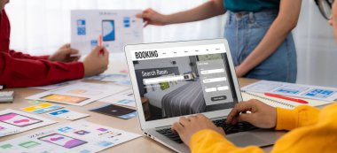 Çevrimiçi otel rezervasyon sitesi canlı rezervasyon sistemi sağlar. Seyahat teknolojisi kavramı .