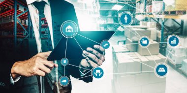 Paket toplama ve teslimatı tanımlamak için teknolojinin yenilikçi interneti olan akıllı depo yönetim sistemi. Gelecekteki tedarik zinciri ve lojistik ağ işi kavramı .