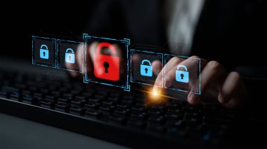 Siber güvenlik ihlalini gösteren dijital güvenlik kavramı, güvenlik sistemleri arasında veriye maruz kaldığını belirten kırmızı bir asma kilit, sistem savunmasızlığını ve Latch riskini vurguluyor.