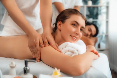 Kafkas çift müşterisi stres önleyici spa masajının keyfini çıkarıyor ve lüks otel veya oteldeki gündüz açık hava ortamında güzellik teniyle eğleniyor. Sessiz.