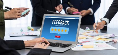 Analizci ekibi yaratıcı ve analitik beyin fırtınası fikri için bilgisayar ekranında BI veri paneli olan yapışkan bir not kullanıyor. Pazarlama stratejisi için finansal veri görselleştirme teknolojisini analiz et. Dahi.