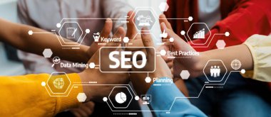 Girişimci şirket çalışanlarının el ele dizilmesi başarılı bir iş ortaklığı grubunu ve panoramik afişte kamu işyerinde güçlü bir birlik takım çalışmasını sembolize ediyor. Sinerjik Dostluk