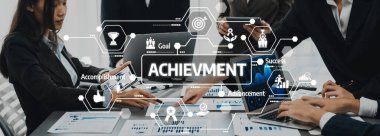 Panorama analist ekibi, FBI Fintech 'i kullanarak dizüstü bilgisayarla mali raporu analiz ediyor. İş adamları iş görüşü için dizüstü bilgisayarda gösterilen BI veri torpidosunu inceliyor. Dahi Dostluk