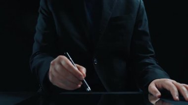 Veri gösterge panelleri, analitik çizelgeler ve içerik araçlarıyla içerik pazarlama arayüzü. Pazarlama başarısı içerik performansı, içerik planlaması ve pazarlama optimizasyonundan gelir. Elide