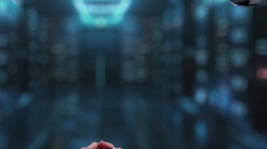 Bu video insan elinin robot ele doğru uzanmasını gösteriyor, modern teknolojik bağlamda yapay zeka ile etkileşimi ve iletişimi sembolize ediyor. Auvana