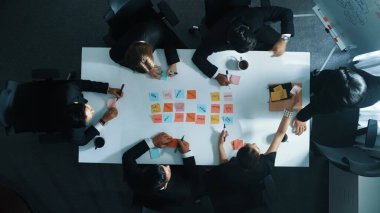 İş adamı ayakta dururken ve toplantı odasında zihin haritası kullanarak projeyi sunarken, yetenekli çeşitli iş gruplarının pazarlama stratejilerini yukarıdan aşağı bakış açısı. Takım çalışması konsepti. Müdürlük.