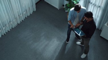 Yatırımcının elinde tablet tutarken ve mali istatistiklere bakarken üst düzey bir yatırımcı görüşü var. Lider konuşuyor ve tabletteki borsa grafiğinin artması konusunda tavsiyede bulunuyor. Cemaat.