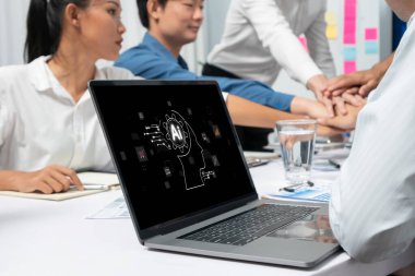 Yapay zeka teknolojisini çalıştırmak için komut mühendisi ve kullanıcı kolaylığı için üretici yapay zeka yardımcı araçları insanların yapay zeka hareketini teşvik ederek üretken yapay zeka fonksiyonları ile çalışmasına yardımcı olur