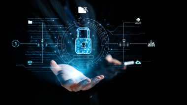 Elleri arasında tutulan ve dijital ortamda veri koruması ve siber güvenliğin önemini vurgulayan parıldayan bir grafikle dijital güvenliğin görsel bir temsili. Dörtgen