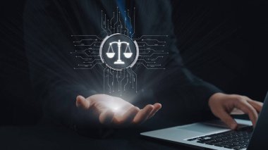 Adalet ölçeğini gösteren fütürist dijital hukuk arayüzü, dijital hukukun altını çizen, AI uyumu, dijital hukuk sistemleri ve güvenli yönetim için dijital hukuk düzenlemeleri. Elide