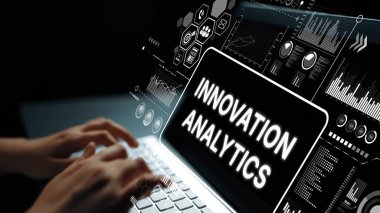 Bir dizüstü bilgisayar ekranında dijital grafikler ve veri içgörüleriyle yenilik analizi kavramı. Asemptotik akıllı veri analitiği.