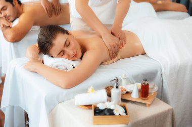 Kafkas çift müşterisi stres önleyici spa masajının keyfini çıkarıyor ve lüks otel veya oteldeki gündüz açık hava ortamında güzellik teniyle eğleniyor. Sessiz.