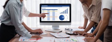 Hesap tablosu bilgi finansal başlangıç kavramı. Çevrimiçi analiz projesi için hesap tablosu belgelerinde veri ve grafikler