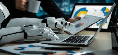 Renkli çizelgeleri olan bir dizüstü bilgisayardaki verileri analiz eden modern bir çalışma alanı. Yakınlarda bir kahve fincanı. Teknoloji ve iş dünyasındaki yenilikleri somutlaştıran.