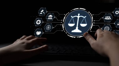 Adalet ölçeğini gösteren fütürist dijital hukuk arayüzü, dijital hukukun altını çizen, AI uyumu, dijital hukuk sistemleri ve güvenli yönetim için dijital hukuk düzenlemeleri. Eğri