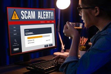 Siber güvenlik yazılımı koruma amaçlı siber saldırı uyarısı gösteriyor. Virüs, sahtekarlık ve siber dolandırıcılık tehlikesi.