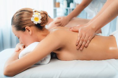 Kafkas çift müşterisi stres önleyici spa masajının keyfini çıkarıyor ve lüks otel veya oteldeki gündüz açık hava ortamında güzellik teniyle eğleniyor. Sessiz.