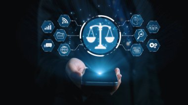 Adalet ölçeğini gösteren fütürist dijital hukuk arayüzü, dijital hukukun altını çizen, AI uyumu, dijital hukuk sistemleri ve güvenli yönetim için dijital hukuk düzenlemeleri. Elide