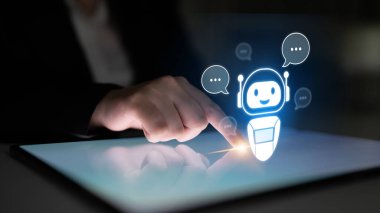 Yapay zeka sanal asistanı kullanıcılarla yapay zeka konuşma baloncukları aracılığıyla iletişim kuruyor, yapay zeka otomasyonunu, akıllı iletişimi ve yapay zeka desteğini simgeliyor.