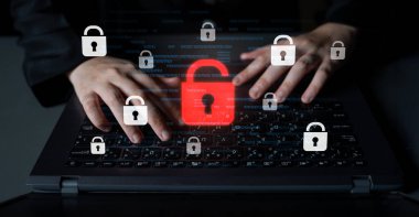 Siber güvenlik ihlalini gösteren dijital güvenlik kavramı, güvenlik sistemleri arasında veriye maruz kaldığını belirten kırmızı bir asma kilit, sistem savunmasızlığını ve Latch riskini vurguluyor.