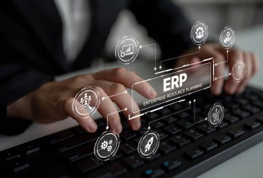 ERP platformu, kurumsal kaynak planlaması, entegrasyon, veri akışı, iş verimliliği, finans, envanter ve insan kaynaklarının iyileştirilmesi için merkezi sistemi göstermektedir. Eğri